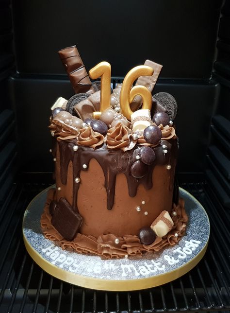 16th Birthday Dinner, Birthday Dinner Outfits, Fun Cake Ideas, 16th Birthday Cake Ideas, Boys 16th Birthday Cake, Boys 18th Birthday Cake, 16th Birthday Cake, Sweet Sixteen Cakes, Teen Cakes