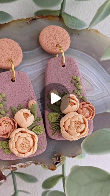 Peony Polymer Clay Flower Tutorial, Polymer Clay Jewelry Diy For Beginners, Polymer Clay Floral Earrings, Polymer Clay Flowers Tutorial, Clay Flower Earrings, Small Flower Earrings, Paper Quilling Tutorial, Making Flowers, Polymer Clay Flower Jewelry