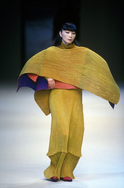 Issey Miyake Fashion, Akira Kurosawa, Japanese Fashion Designers, Art Stars, Conceptual Fashion, Famous Black, Costume Institute, Fashion Design Clothes, Issey Miyake