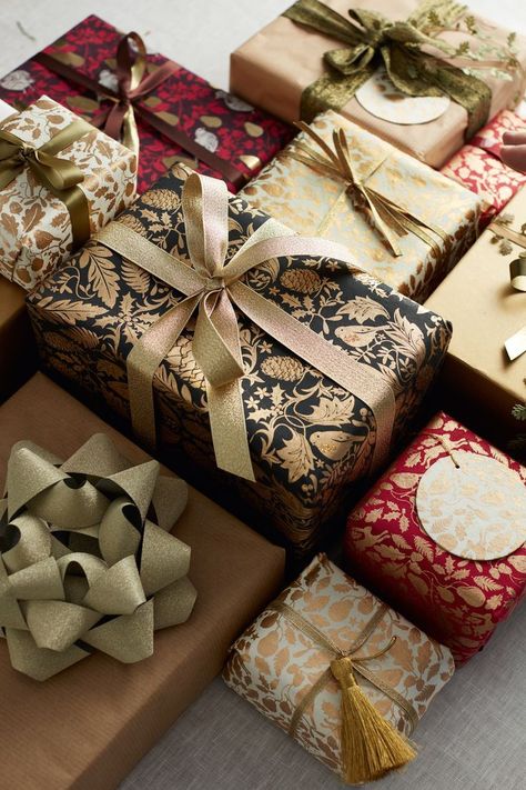 Christmas Wrapping Aesthetic, Moody Christmas, Wrapping Techniques, Wrapped Presents, Desain Pantry, Gift Wrapping Inspiration, Gift Wrapping Ideas, Unique Gift Wrapping, Gift Wrapper