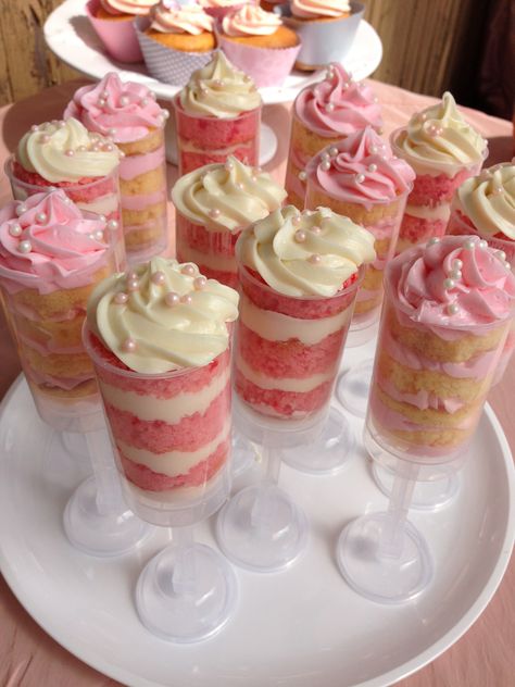 Yummy push pops for "pretty in pink" baby shower dessert table. Cake Push Pops, Fest Mad, Quinceanera Cakes, Shower Desserts, Idee Pasto, Baby Shower Desserts, Läcker Mat, Good Eat, Shower Food