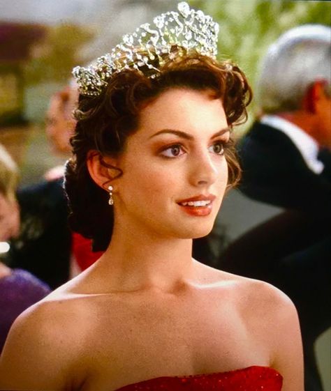 Princess Diaries Tiara, Princess Diaries Hairstyles, Royal Ball Hairstyles, Princess Diaries Makeup, Fairytale Hairstyles Short Hair, Princess Diaries Hair, Queen Hairstyles Crown, Royal Hairstyles Princesses, Paint Ideas 2023