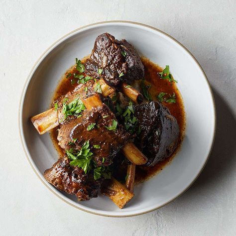 Now here's a beef short ribs recipe you can serve to company—even on a holiday. Learn how to make this comforting dish in your slow cooker. Balsamic Short Ribs, Ribs Slow Cooker, Slow Cooker Short Ribs, Balsamic Vinegar Recipes, Ras Anjing, Short Ribs Slow Cooker, Meat And Potatoes, Beef Short Rib Recipes, Pastas Recipes