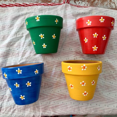 Eerst gegrond en daarna in acrylverf beschilderdDe madeliefjes zijn in stippentechniek en vervolgens in vernis gezet. Diy Painted Flower Pots Design, Pot Painting Ideas Easy, Kulhad Art, Kulhad Painting, Easy Pot Painting Ideas, Pot Painting Designs, Flower Pots Painting, Clay Pot Painting, Plant Pot Painting