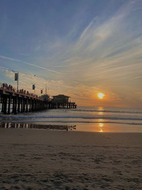 Santa Monica Beach Sunset, Santa Monica Aesthetic, La Summer, Gacha Videos, Santa Monica Beach, Santa Monica California, Santa Monica Pier, Travel Locations, Photoshoot Inspo