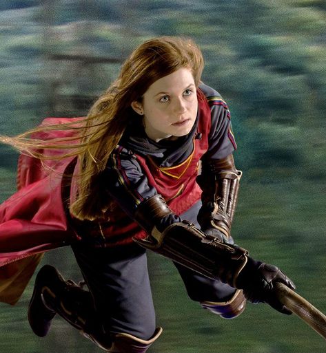 Okay shot of her flying her broom. And this time they got it right with her cape and hair streaming back. Riding Broom Pose, Broom Pose, Harry Potter Ginny, Harry Potte, Images Harry Potter, Bonnie Wright, Harry Potter Gif, Harry Potter Costume, Ginny Weasley