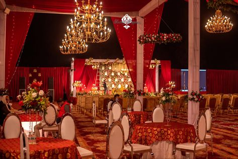 Royal Red Wedding Theme, Red Gold Wedding Theme, Red Gold Wedding Decorations, Royal Wedding Decorations, Wedding Lounge Seating, Royal Decor, Round Wedding Tables, Red Gold Wedding, Reception Stage