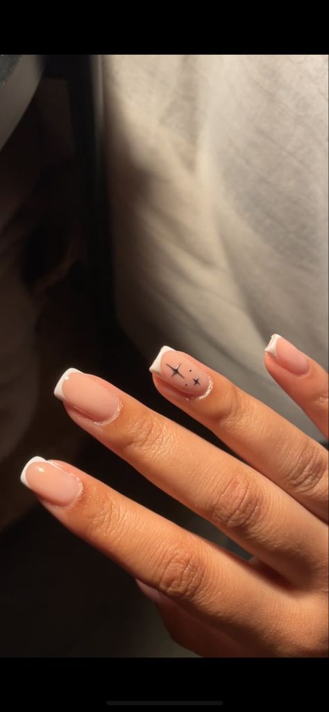 White Star On Nails, White French Tip With Gold Stars, White French Tip Nails With Stars, Biab French Tips, Star Nails With French Tip, French Manicure With Stars, French Tip Nails With Star Design, French Tip With Silver Stars, White And Silver French Tips