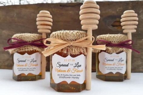 11 Honey Wedding Favors to Sweeten the Day Honey Souvenir, Jam Jar Wedding Favours, Bee Favors, Jam Jar Wedding, Honey Jar Wedding Favors, Jam Wedding Favors, Bee Favor, Honey Jar Favors, Jam Favors