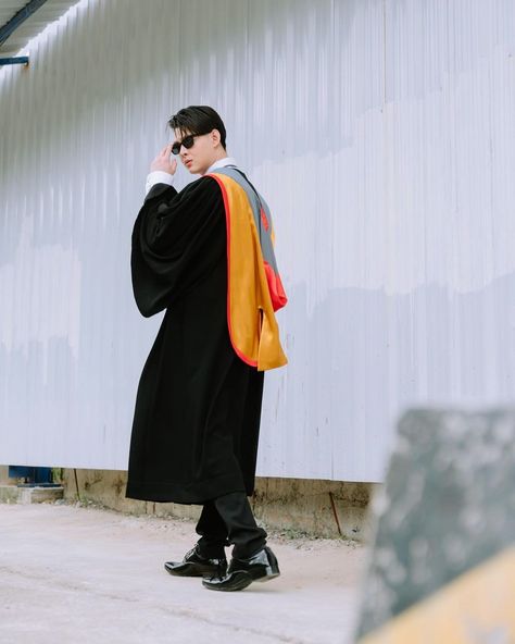 Graduation Men Photography, Boy Graduation Photoshoot, Man Graduation Pictures, Graduation Picture Ideas For Guys, Graduation Pictures For Boys, Graduation Photoshoot Men, Graduation Photography Men, Convocation Photoshoot, Graduation Man