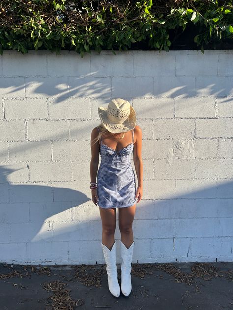 Morgan Wallen Concert Outfit White Boots, Zach Bryan Country Concert Outfit, Denim Dress Cowgirl Outfit, Jean Country Concert Outfit, Coastal Cowgirl Fits, Costal Cowgirl Outfits Beach, Coastal Cowgirl Outfit Winter, Country Concert Outfit Inspo Summer, Denim Dress Country Concert