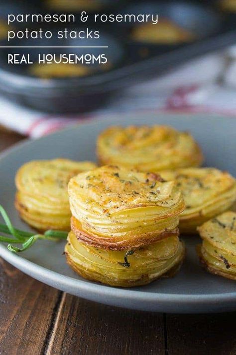 Parmesan and Rosemary Potato Stacks - #parmesan #potato #rosemary #side-dish-new-years-eve #recipes #side-dishes #side-dish-thanksgiving #realhousemoms Parmesan Potato, Potato Stacks, Potato Side Dish, Fest Mad, Rosemary Potatoes, Pasta Vegetariana, Potato Recipes Side Dishes, Thanksgiving Recipes Side Dishes, Potato Sides