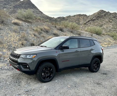 The Jeep Compass Trailhawk 4x4 is a standout amongst the ever-growing small SUV class. It’s clear from the most obvious things down to the smallest of details, this is a smart, well-designed machine. Jeep Trailhawk Accessories, Track Hawk Jeep Black, Jeep Compass Sport, Jeep Compass Trailhawk, Exterior Gray Paint, Jeep Cherokee Trailhawk, Small Suv, Grey Exterior, Types Of Rooms