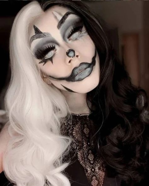 White Wigs, Black And White Wig, Cruella Costume, Split Dye, White Wig, Wig Curly, Chat Halloween, Wig Lace Front, Amazing Halloween Makeup