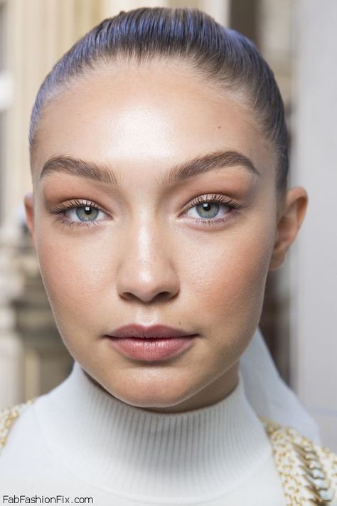 Gigi Hadid backstage at the Balmain Spring 2016 fashion show. #gigihadid #fabfashionfix #makeup Dag Make Up, Ideas De Maquillaje Natural, Vlasové Trendy, Show Beauty, 2016 Trends, Models Makeup, Maquillaje Natural, Makeup Videos, Gigi Hadid