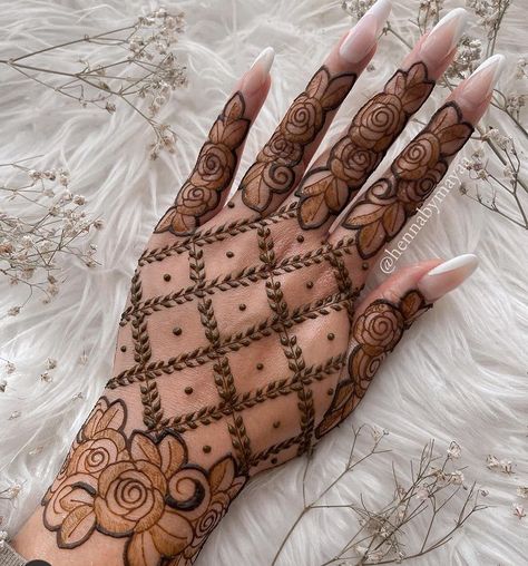 Mehendi Design Back Hand, Mehendi Designs For Hands Simple, Mehendi Designs For Hands, Front Mehndi Design, Arabic Mehndi Design, Simple Arabic Mehndi Designs, Finger Henna Designs, Easy Henna, Mehndi Designs Bridal Hands