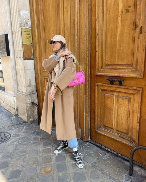 Pink Bag Street Style, Hot Pink Bag Outfit, Pink Bag Style, Michael Kors Bag Outfit, Pink Bags Outfit, Pink Aesthetic Pictures, Julie Sergent Ferreri, Hot Pink Bag, Influencer Style