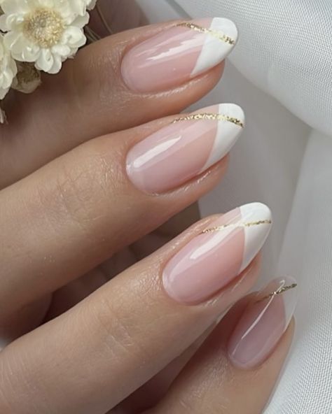 French Nail Oval, Maid Of Honour Nails, Wedding Day Nails Almond, French Tip Nails For Wedding, Bride French Nails, Neutral Wedding Nails Bridesmaid, Modern French Manicure Almond Nails, Bridal Nails French Tip, French Nails Oval