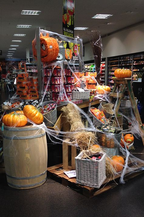 Marks and Spencer - Halloween 2013 VM Props and Equipment, roll out for their Food Hall Department. Halloween Decorations Store Display, Halloween Retail Displays, Fall Store Displays, Halloween Store Display, Halloween Window Display, Halloween School Treats, Produce Displays, Grocery Outlet, Visual Merchandising Displays