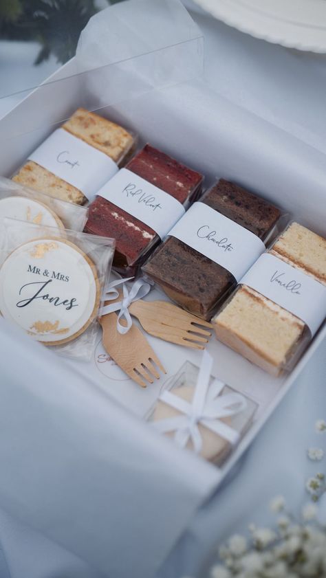 Cake Tasting Wedding, Wedding Food Boxes, Cake Tasting Boxes Ideas, Slice Cakes Ideas, Mini Cake Slices, Wedding Cake To Go Boxes, Cake Tasting Box Ideas, Wedding Cake Samples, Bakery Sample Box Ideas