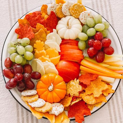 Autumn Charcuterie, Fall Charcuterie Board Ideas, Pumpkin Spread, Fall Charcuterie Board, Fall Charcuterie, Thanksgiving Fruit, Park Date, Friendsgiving Feast, Spooky Halloween Treats