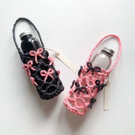 Spoil That New Baby: Luxurious (But Easy!) Crochet Patterns Simpul Makrame, Crochet Water Bottle Holder, Desain Tote Bag, Crochet Mignon, Gelang Manik-manik, Confection Au Crochet, Quick Crochet Patterns, Mode Crochet, Tas Fashion