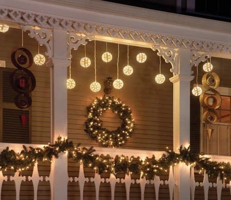 Outdoor Christmas decorating ideas | http://www.littlepieceofme.com/home-decor/outdoor-christmas-decorating-ideas/ Decorating Your Front Porch, Best Outdoor Christmas Decorations, Outdoor Christmas Decorations Lights, Christmas Lights Outside, Christmas House Lights, Diy Jul, Decor Ikea, Beautiful Christmas Decorations, Christmas Front Porch