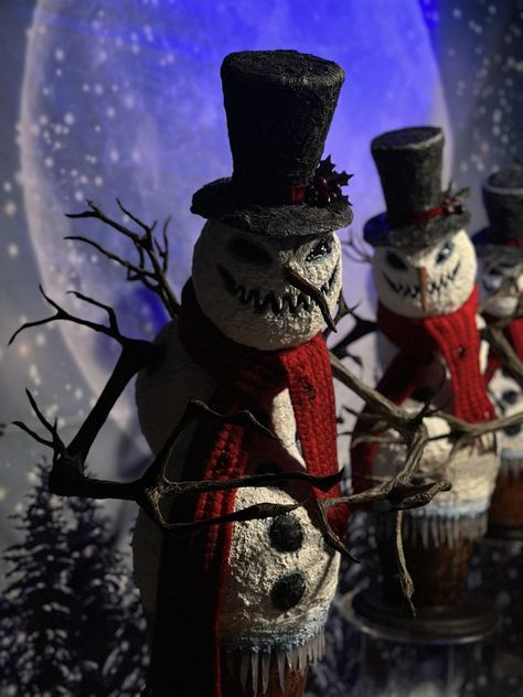 Mr. Sinister Snow and a couple of... - Evil Seed Creations Evil Christmas, Evil Santa, Mr Sinister, Bricolage Halloween, Creepy Christmas, Dark Winter, Office Holiday, Spooky Season, Conversation Piece