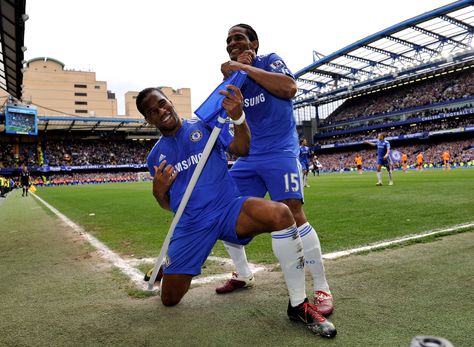 ~ Didier Drogba and Florent Malouda band celebration on Chelsea FC HIGH QUALITY ~ Happy Soccer Players, Happy Footballers, Chelsea Fc Aesthetic, Chelsea Aesthetic, Soccer Aesthetic, Chelsea Champions, Football Celebrations, Chelsea Fc Wallpaper, John Terry