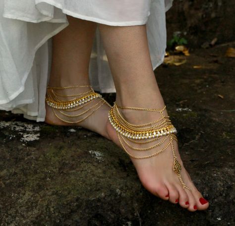 Anklets Indian, Bridal Anklet, Beach Wedding Sandals, Bijoux Art Nouveau, Barefoot Sandal, Anklet Designs, Ankle Jewelry, Desi Wedding, Indian Aesthetic