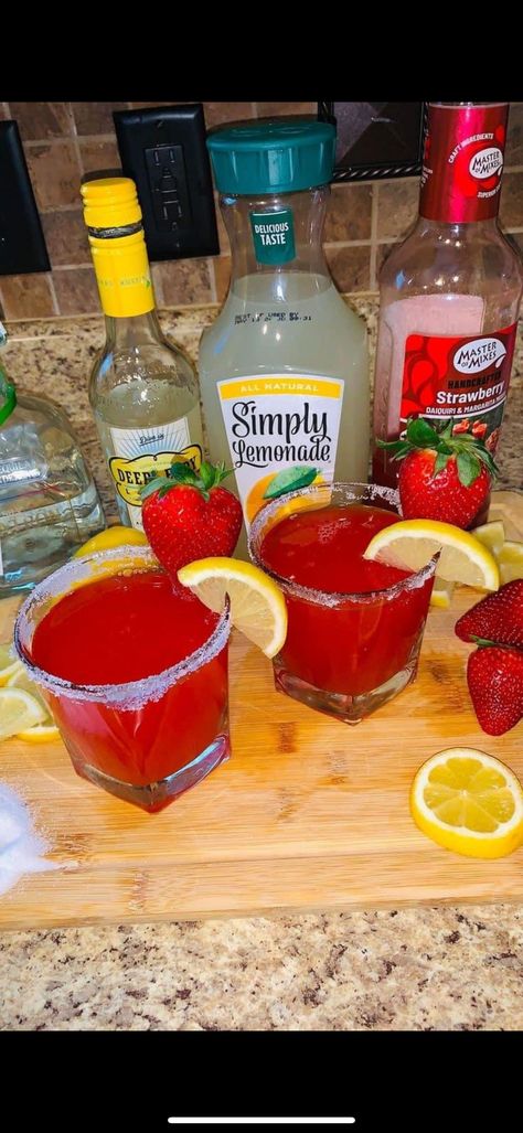 Patron Drinks Recipes, Mix Drinks Alcoholic, Fun Alcoholic Drinks For A Party, Strawberry Lemon Drop, Hennessy Drinks, Lemon Drop Recipe, Fun Drink Recipe, Summer Drink Cocktails, Fun Drinks Alcohol