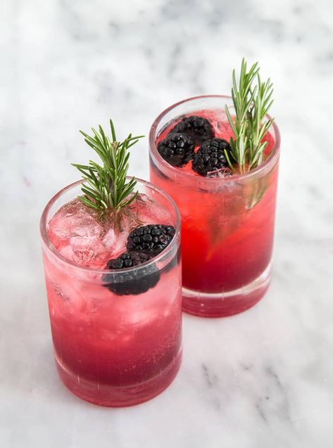 Fancy Cocktails Recipes, Blackberry Cocktail, Rosemary Cocktail, Berry Cocktail, Lemon Soda, Blackberry Syrup, Colorful Drinks, Refreshing Cocktail, Fancy Cocktails