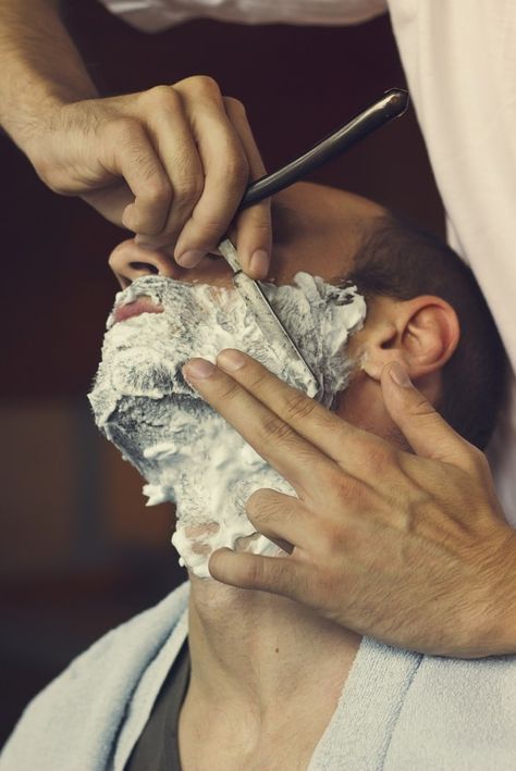 Man Shaving, Straight Razor Shaving, Face Pores, Shaving Tips, Best Shave, Mens Hair Care, Shaving Beard, The Barber, Mens Hair Trends