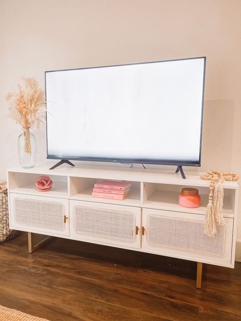 Apartment Decor Tv Stand, Cute Tv Stand Ideas Living Rooms, Apartment Decor Pops Of Color, Preppy Tv Stand Decor, College Apartment Tv Stand, Preppy Tv Console, Preppy Tv Room, Cute Townhouse Decor Ideas, Preppy Boho Living Room