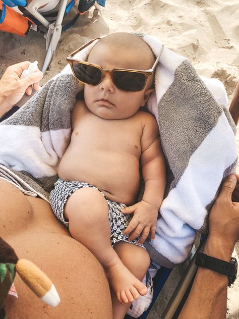 10 TIPS FOR FOR TAKING A NEWBORN TO THE BEACH — Me and Mr. Jones Baby Beach Photos, Beach Mom, Beach Backpack, Upf Clothing, Breathable Clothes, Beach Tent, Go To The Beach, Faux Leather Bag, Nursing Cover