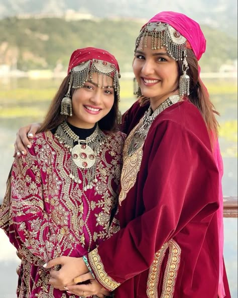 Kashmiri Look, Kashmiri Outfits For Women, Kashmiri Dress, India Traditional Dress, Kaftan Designs, Lehenga Designs Simple, Traditional Indian Dress, Folk Clothing, Aesthetic Dress