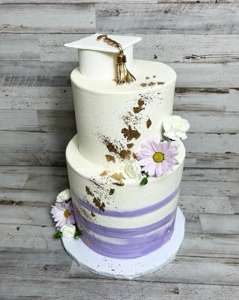 Wedding Cakes Dog, White Graduation Cap, Graduation Cake Designs, Graduation Treats, Graduation Desserts, Tiered Cakes Birthday, Tiered Cake Design, Gold Graduation Party, Purple And White Flowers