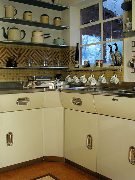 One day I might have an English Rose kitchen English Rose Kitchen, 1950’s Kitchen, Retro Kitchen Tables, Rose Kitchen, 60s Kitchen, Fabulous 50s, Kitchen Goals, Retro House, 1950s Kitchen