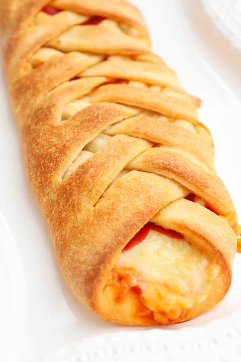 Pepperoni Pizza Braid, Braided Pizza, Braid Recipes, Pepperoni Bread Recipe, Pepperoni Rolls Recipe, Pizza Braid, Pie Crust Pizza, Stuffed Breads, Pepperoni Bread