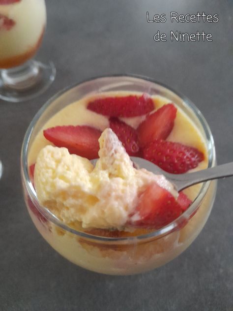 Mousse vanillée au Skyr et aux fraises Dessert Leger, Mousse Dessert, Fruit Desserts, Whey Protein, Flan, Grasses, Fruit Salad, Cooking Time, Gluten Free Recipes