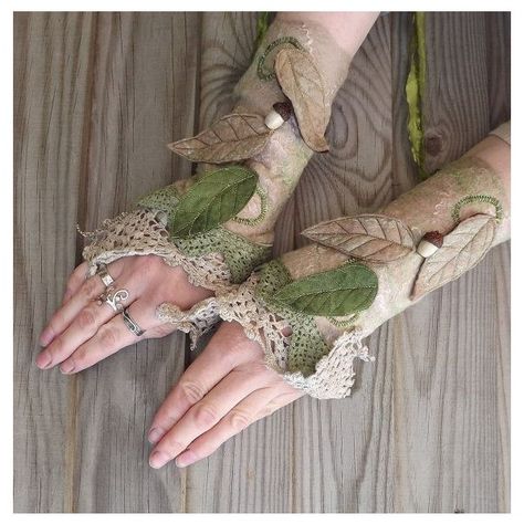 Vintage Lace Fairy Cuffs found on Polyvore featuring gloves Tovad Ull, Mode Steampunk, Fairy Clothes, Fairy Fashion, Fantasy Costumes, Fairy Costume, Nuno Felting, Fantasy Clothing, Fantasy Fashion