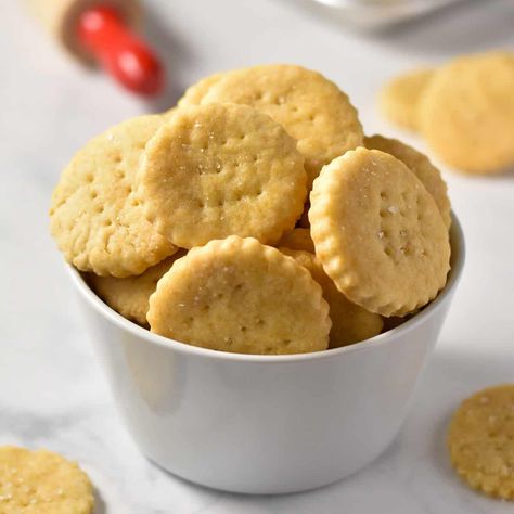 Homemade Ritz Crackers Homemade Ritz Crackers, Ritz Cracker Toffee, Ritz Cracker Recipes, Starbucks Cake, Cracker Toffee, Ritz Cracker, Homemade Crackers, Small Food Processor, Cracker Snacks