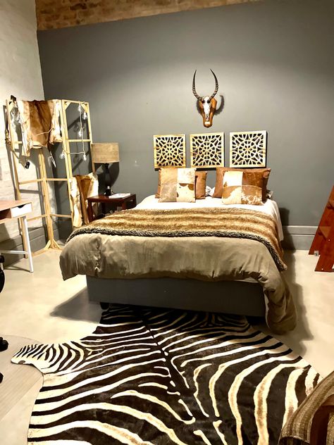 Africa Themed Bedroom, Safari Living Room Ideas, Safari Lodge Bedroom, Safari Bedroom Ideas For Adults, Boys Safari Bedroom, Rustic Lodge Living Room, Wildlife Bedroom, Hunting Themed Bedroom, Safari Living Rooms