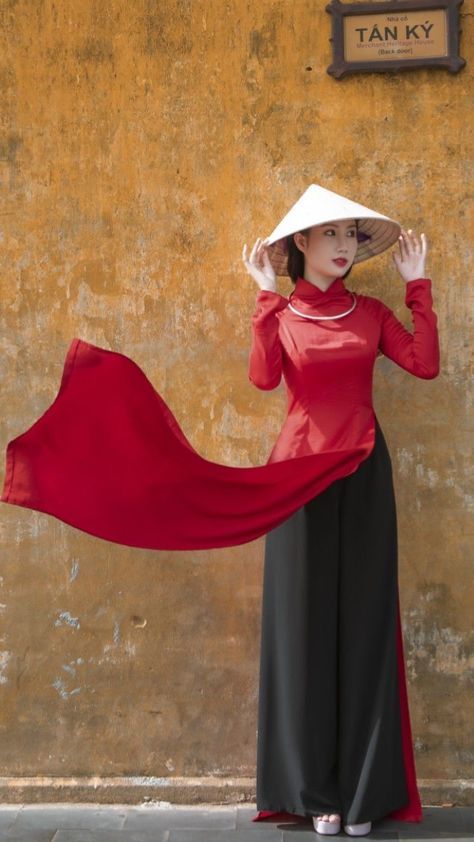 Vietnamese Cultural Clothing, Vietnamese Outfit Traditional, Ao Dai Photoshoot, Vietnamese Traditional Clothing Women, Vietnam Traditional Clothes, Runway Poses, Vietnamese Outfit, Vietnam Traditional Dress, Traditional Vietnamese Clothing