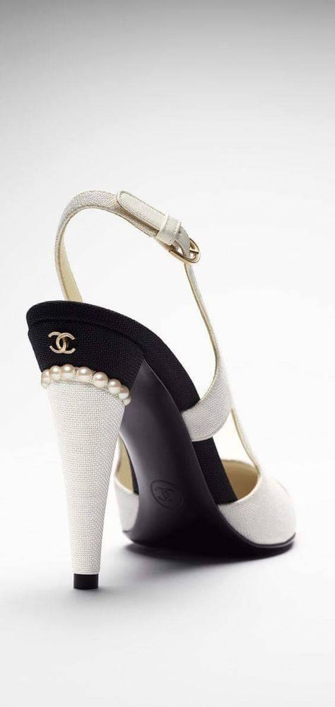 Charme&Chic Mode Chanel, Latest Shoe Trends, Satin Pumps, Adidas Running, Chanel Fashion, Comfy Shoes, Black High Heels, Shoe Lover, Chanel Shoes