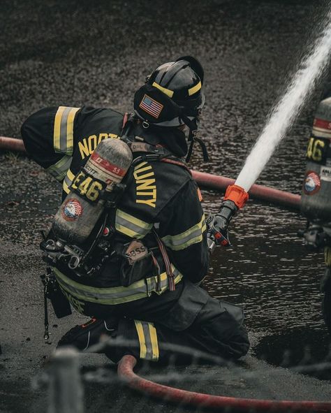 Happy #featurefriday! Thanks @westcoastfiremedia for sharing this awesome photo with us! 📸 Want to share your action shots with us? Send … | Instagram Firefighter Fanart, Firefighter Astetic, First Responder Aesthetic, Firefighter Images, Firefighter Mask, Fighter Diet, Fire Medic, Becoming A Firefighter, American Firefighter