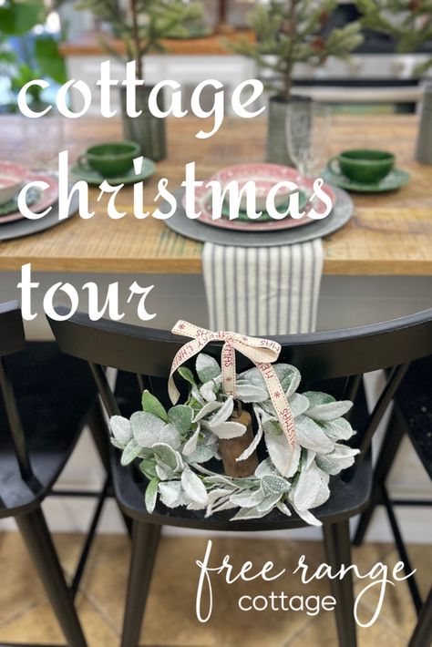 English Cottage Christmas Decor, English Cottage Christmas, Cottage Christmas Decorating, Minimal Cottage, Cozy Christmas Cottage, Cottage Dining Rooms, Cottage Style Home, Christmas Cottage, Christmas Tours