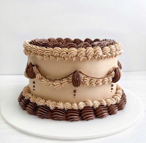 Vintage Cake Design Chocolate, Cookies And Cream Cake Design, Vintage Cakes For Men, Vintage Chocolate Cake Decoration, Brown Birthday Cake Ideas, Brown And White Cake Design, Chocolate Lambeth Cake, Birthday Cake Aesthetic Chocolate, September Cakes Ideas