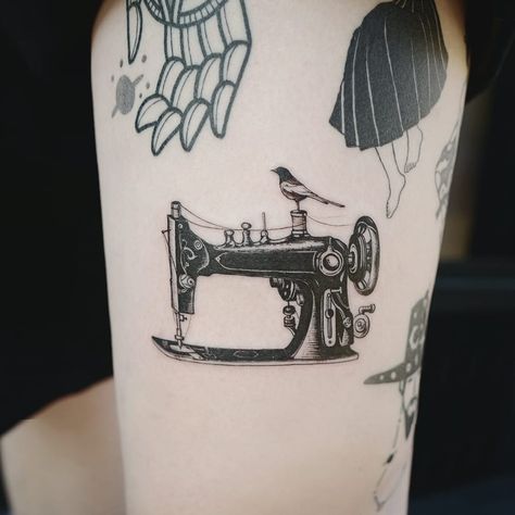 Tattoo Sewing, Sewing Machine Tattoo, Sewing Tattoos, Knitting Tattoo, Dragon Tattoo For Women, Machine Tattoo, Omerta Tattoo, Book Tattoo, Tattoo Machine