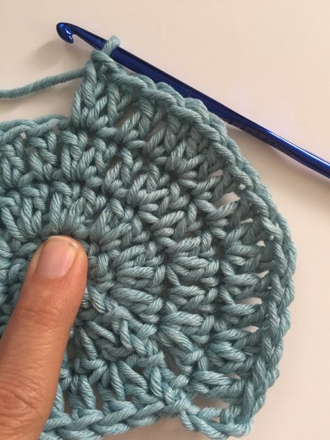 How to Increase Double Crochet In Circles: (easy double #crochet circle free pattern) Double Crochet Circle, Crochet Circle Pattern, Circle Crochet, Crochet Flats, Crochet Circle, Crochet Dishcloth, Crochet Motif Patterns, Crochet Circles, Crochet Lessons